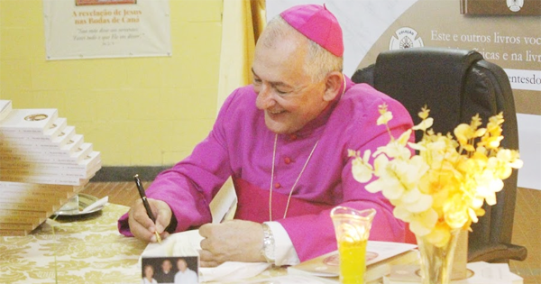 Livro Aos pés do Senhor 30 anos de Episcopado Destaque