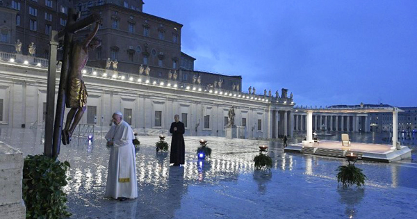 Papa Francisco Rezando